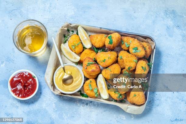 chicken nuggets - peixe à milanesa imagens e fotografias de stock