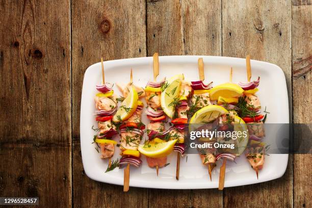 brochettes de saumon à l’aneth au citron frais - pic de brochette photos et images de collection