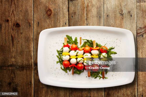 tomaat, peper en mozzarella spiesjes - caprese stockfoto's en -beelden