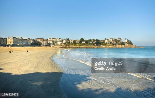 Dinard : 'plage de l'Ecluse” beach and villas along the waterfront, on the 'Pointe de la Malouine” headland.