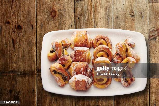 gemengd ontbijtgebakje - croissant white background stockfoto's en -beelden