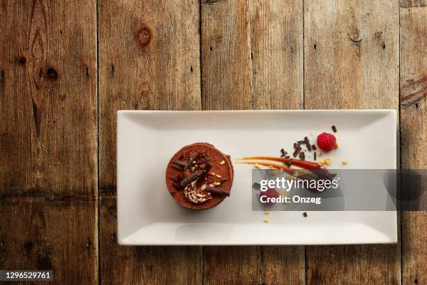 overhead-aufnahme eines gourmet-schokoladendesserts - viereckiger teller stock-fotos und bilder