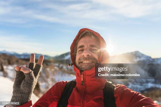 happy man hiker smiles and makes peace sign with hand - thème de la photographie photos et images de collection