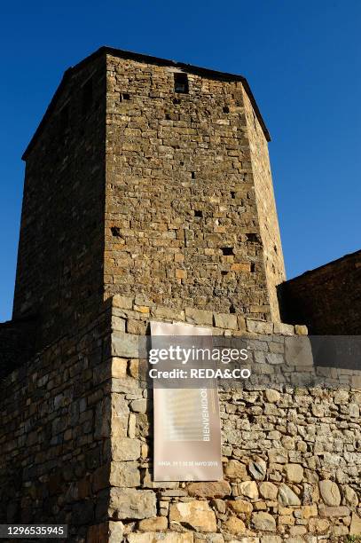 El castillo de Aínsa. It was built in el S XI. Between 1045 and 1060 during el reinado de Ramiro I. Sobre las ruinas de otro anterior.El castillo de...