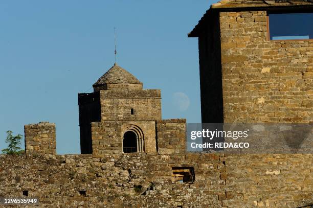 El castillo de Aínsa. It was built in el S XI. Between 1045 and 1060 during el reinado de Ramiro I. Sobre las ruinas de otro anterior.El castillo de...