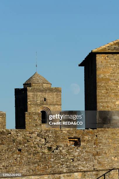 El castillo de Aínsa. It was built in el S XI. Between 1045 and 1060 during el reinado de Ramiro I. Sobre las ruinas de otro anterior.El castillo de...