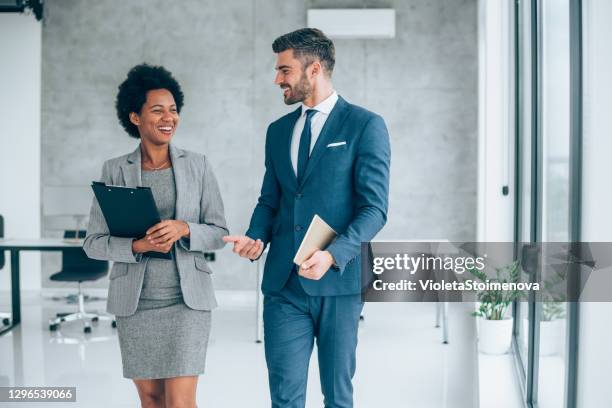 geschäftsgespräch im büro. - business man woman walking stock-fotos und bilder