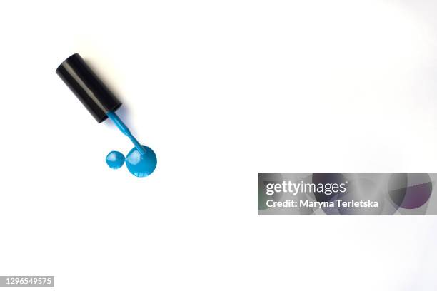 blue nail polish with a brush on a white background. - make up pinsel stock-fotos und bilder