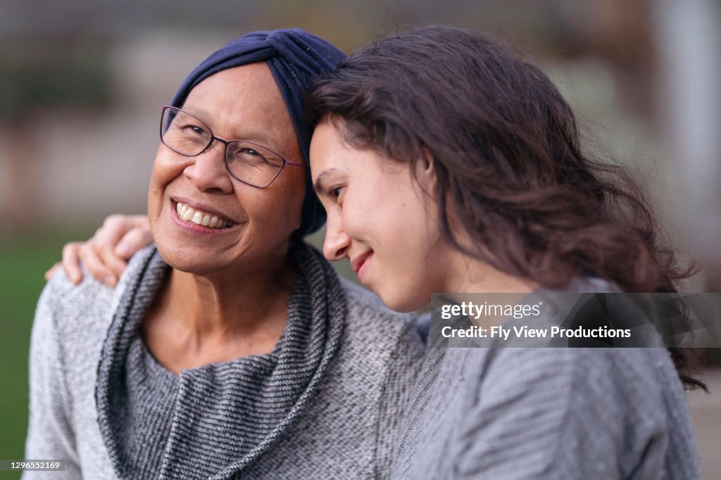 Vacker Hawaiian senior kvinna med cancer omfattar hennes vuxna dotter