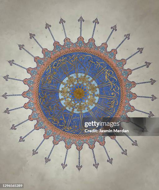 mosque ceiling arabesque - coran photos et images de collection