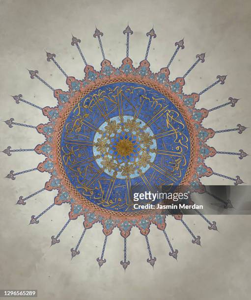 mosque ceiling arabesque - holy quran - fotografias e filmes do acervo