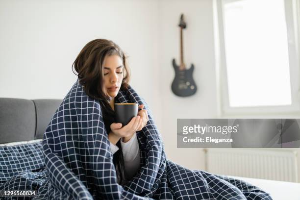 mujer enferma acostada en la cama con fiebre alta. gripe fría y migraña - illness fotografías e imágenes de stock