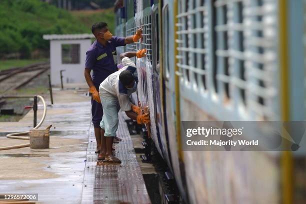 Clean Up Train 5,430 Train Cleaning Stock Photos, High-Res Pictures, and Images ...