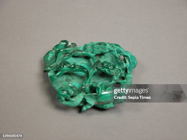 Dish with frog and crab, Qing dynasty , China, Malachite, H. 2 1/2 in. ; W. 3 1/4 in. , Hardstone, .