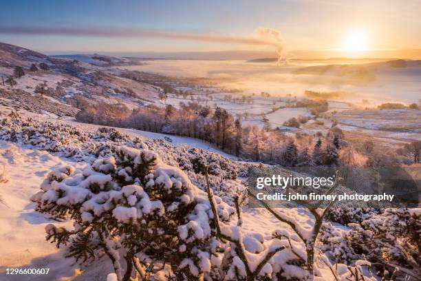 mam tor winter sunrise with snow and ice, castleton, peak district. uk - buxton england stock pictures, royalty-free photos & images