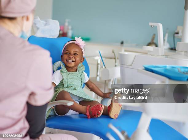 a los niños les encanta sonreír, ayúdenlos a mantenerlo de esa manera - odontopediatría fotografías e imágenes de stock