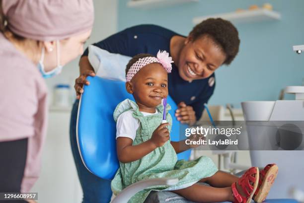 le cure dentistiche iniziano dal primo giorno - dentista bambini foto e immagini stock