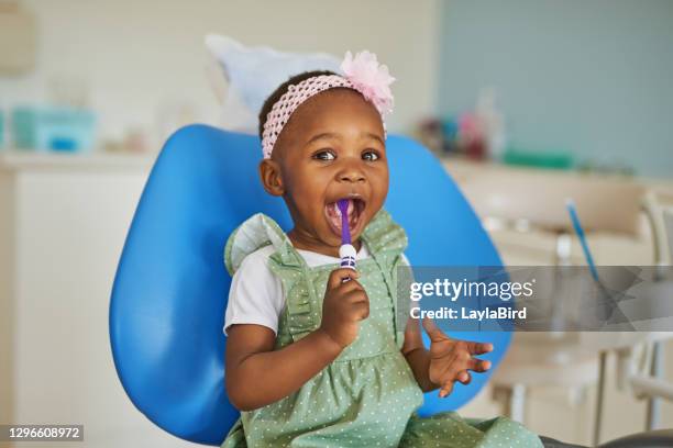 mamma dice che le ragazze grandi si lavano sempre i denti - dentista bambini foto e immagini stock