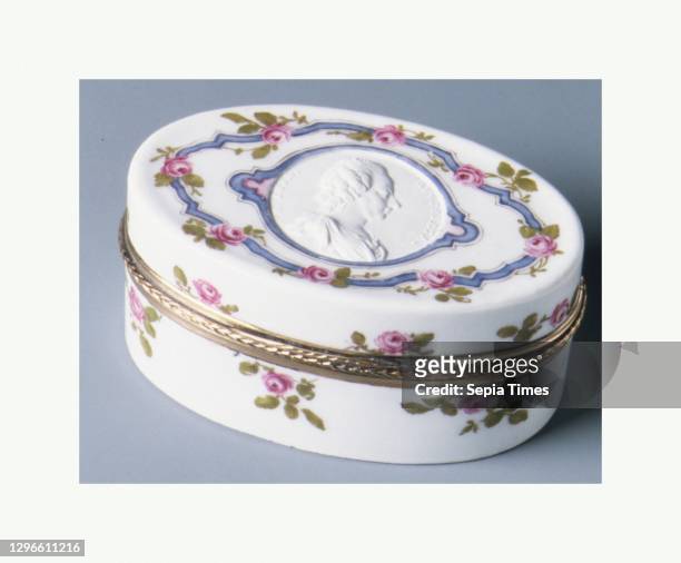 Snuffbox with portrait of Archduchess Maria Anna of Austria , ca. 1770, German, Furstenberg, Hard-paste porcelain, gold, 1 9/16 × 3 1/2 in. ,...
