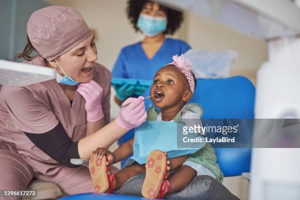 de reis naar gezonde tanden begint hier - cute nurses stockfoto's en -beelden