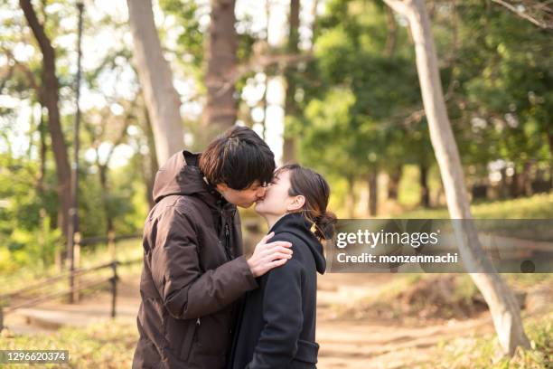 375点のキス カップル 日本人のストックフォト Getty Images