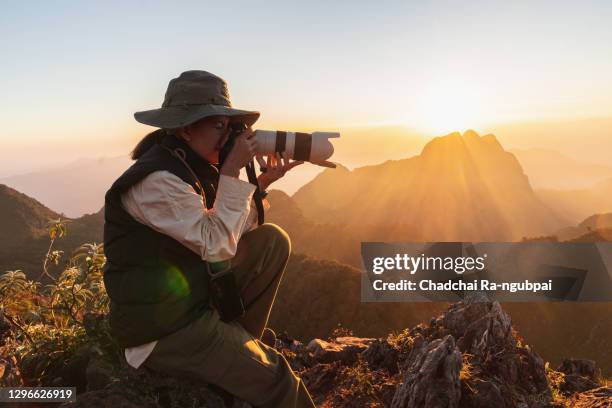 tourist enjoys sunset with camera at doi luang chiang dao in chiang mai, thailand. - fotografar fotografías e imágenes de stock