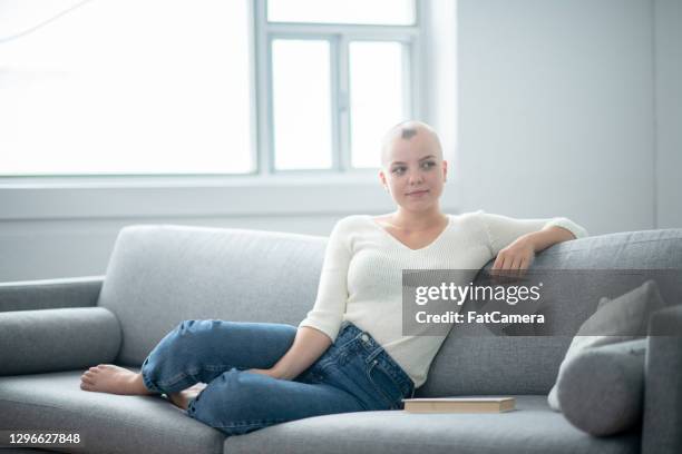 jonge vrouw met alopecia - alopecia stockfoto's en -beelden