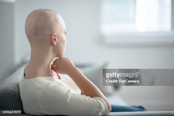 funderar på min cancer resa - completely bald bildbanksfoton och bilder