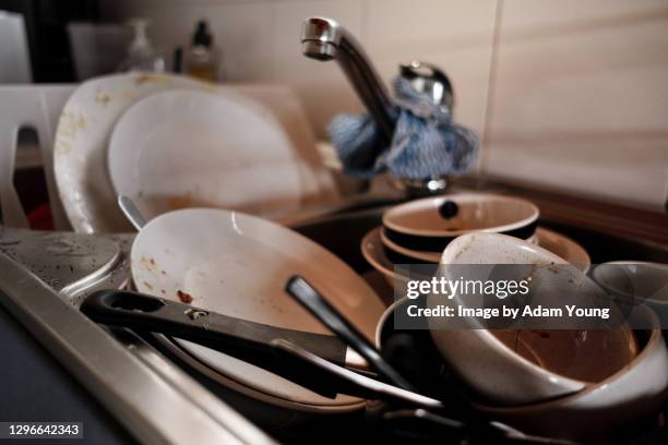 dirty dishes - wash the dishes stockfoto's en -beelden