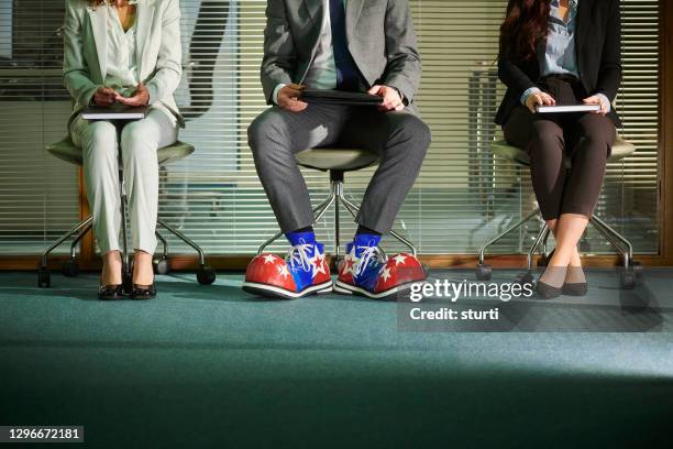 onderscheiden van de massa - interview funny stockfoto's en -beelden