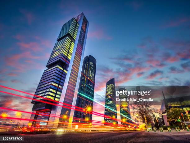 madrid verkehr in cuatro torres bei sonnenuntergang beleuchtet spanien - madrid stock-fotos und bilder