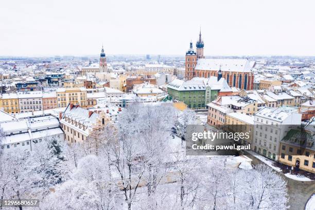 vista aérea del casco antiguo cubierto de nieve cracovia en polonia - krakow fotografías e imágenes de stock