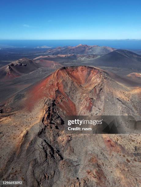 paisaje volcánico aéreo en el parque nacional de timanfaya, lanzarote, islas canarias - lanzarote fotografías e imágenes de stock
