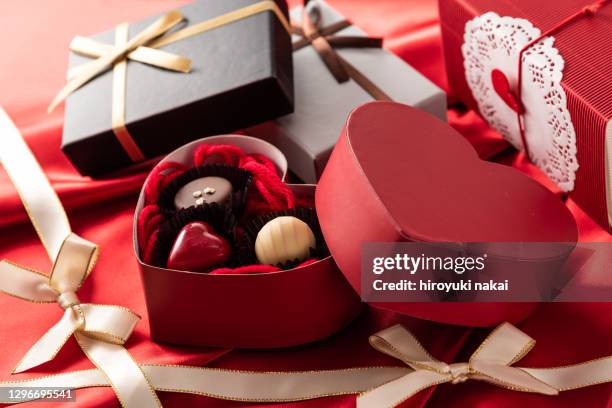 valentine's day chocolate gift - valentines day stockfoto's en -beelden