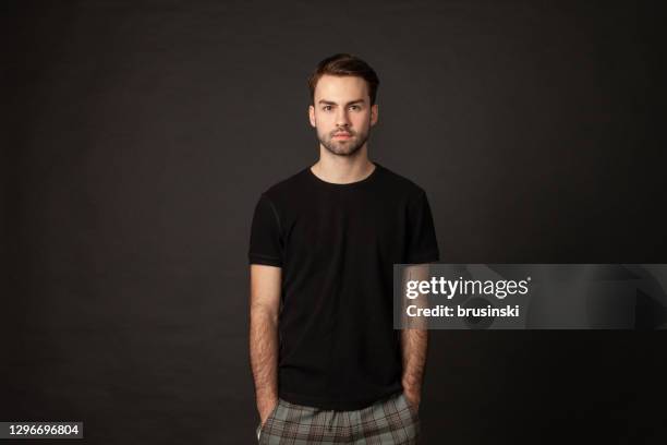 ritratto in studio di attraente uomo barbuto di 20 anni - solo un uomo giovane foto e immagini stock