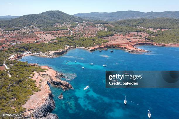 vue aérienne autour des îles baléares pittoresques. ibiza - santa eulalia photos et images de collection