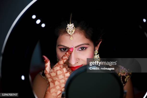 frauen bereiten sich vor - bindi stock-fotos und bilder