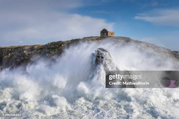 storm bella in bretagne - quiberon, côte sauvage - big brest stock-fotos und bilder