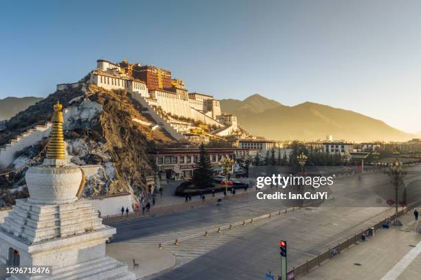 the potala palace in lhasa, tibet, china (sunrise) - lhasa stock-fotos und bilder