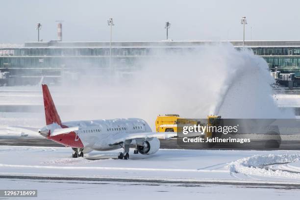 het sneeuwverwijderingsvoertuig van de luchthaven - winterdienst stockfoto's en -beelden