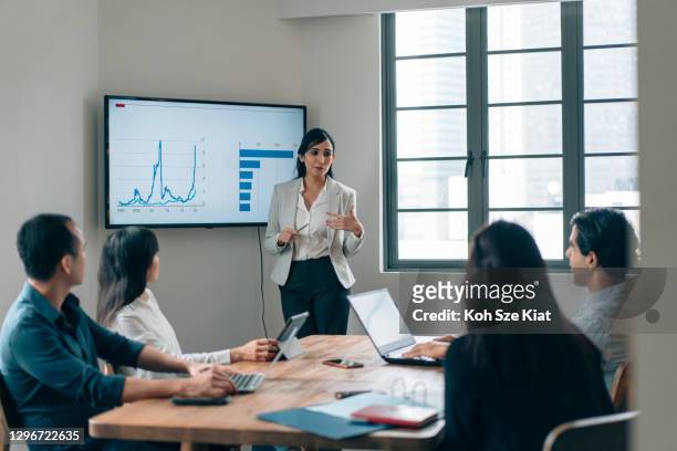 gender stereotype - female leadership in a small business meeting - organização imagens e fotografias de stock