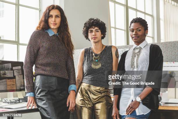 group portrait of female owners of design studio - ateliê moda - fotografias e filmes do acervo