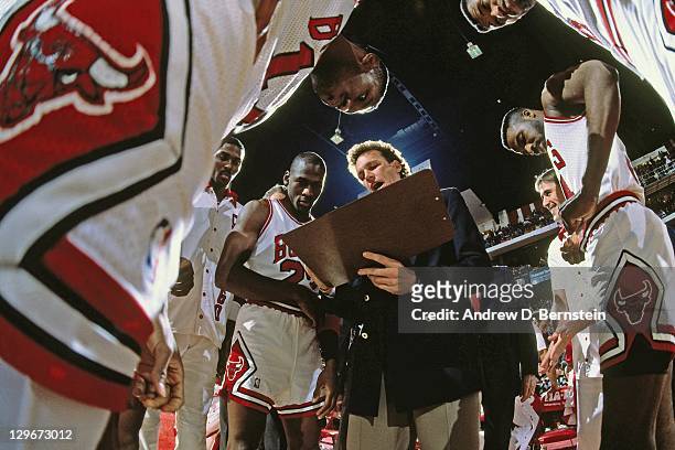 Chicago Bulls head coach Doug Collins diagrams a play in the huddle circa 1987. NOTE TO USER: User expressly acknowledges and agrees that, by...