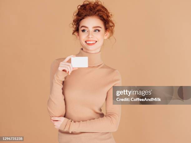 bella donna tiene cartello - portrait holding card foto e immagini stock