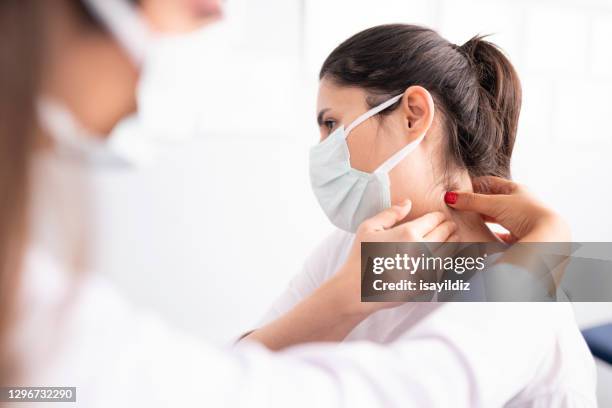 la fisioterapeuta femenina está examinando a su paciente. - fibromialgia fotografías e imágenes de stock