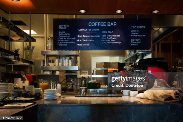 small business closing sign due to covid-19 coronavirusll business closing sign due to covid-19 coronavirus - cafeteria imagens e fotografias de stock