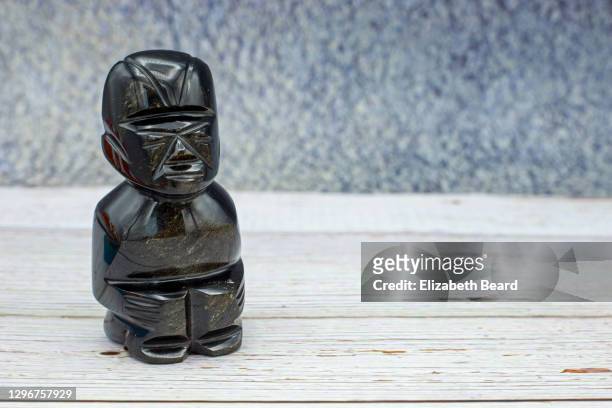 antique mexican tiki obsidian figurine - azteca fotografías e imágenes de stock