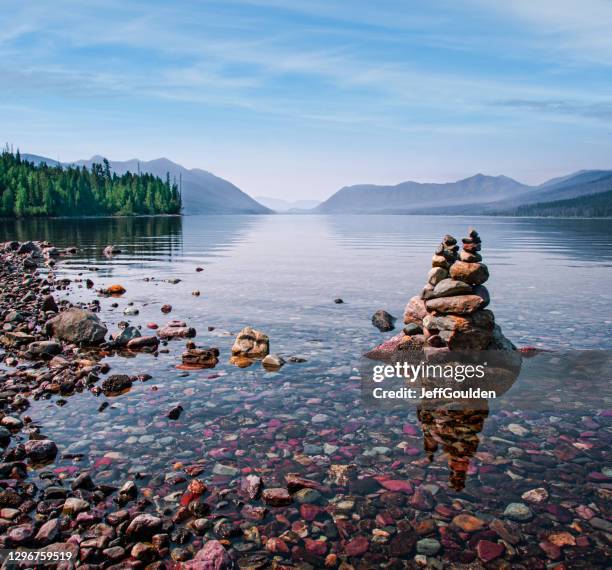 rock cairn en lake mcdonald - parque nacional glacier fotografías e imágenes de stock