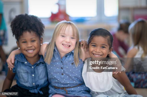 beste vrienden in de kleuterschool - down's syndrome stockfoto's en -beelden