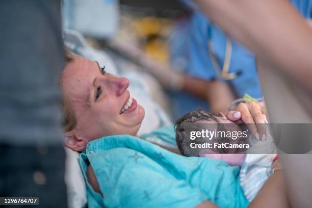 blij om je baby te zien! - labor childbirth stockfoto's en -beelden